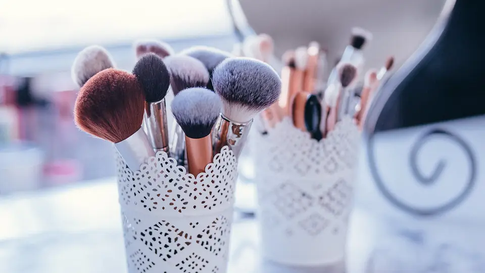 Pinceaux de maquillage rangés côte à côte