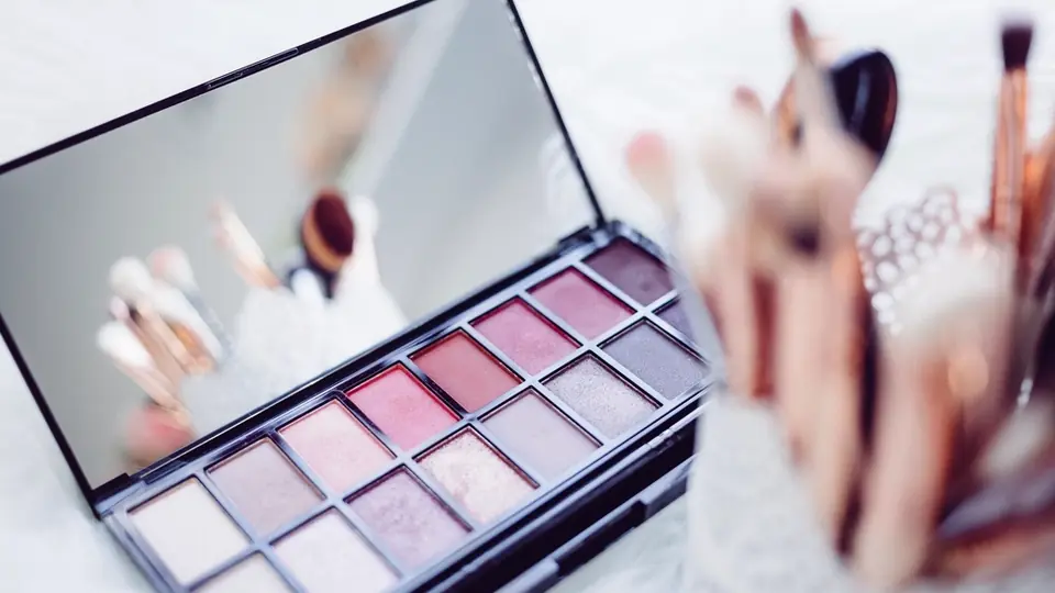 Palette de maquillage nette au premier plan