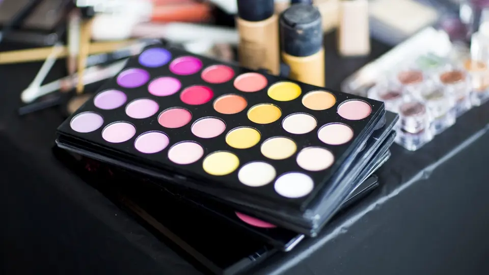 Produits de maquillage disposés sur une table